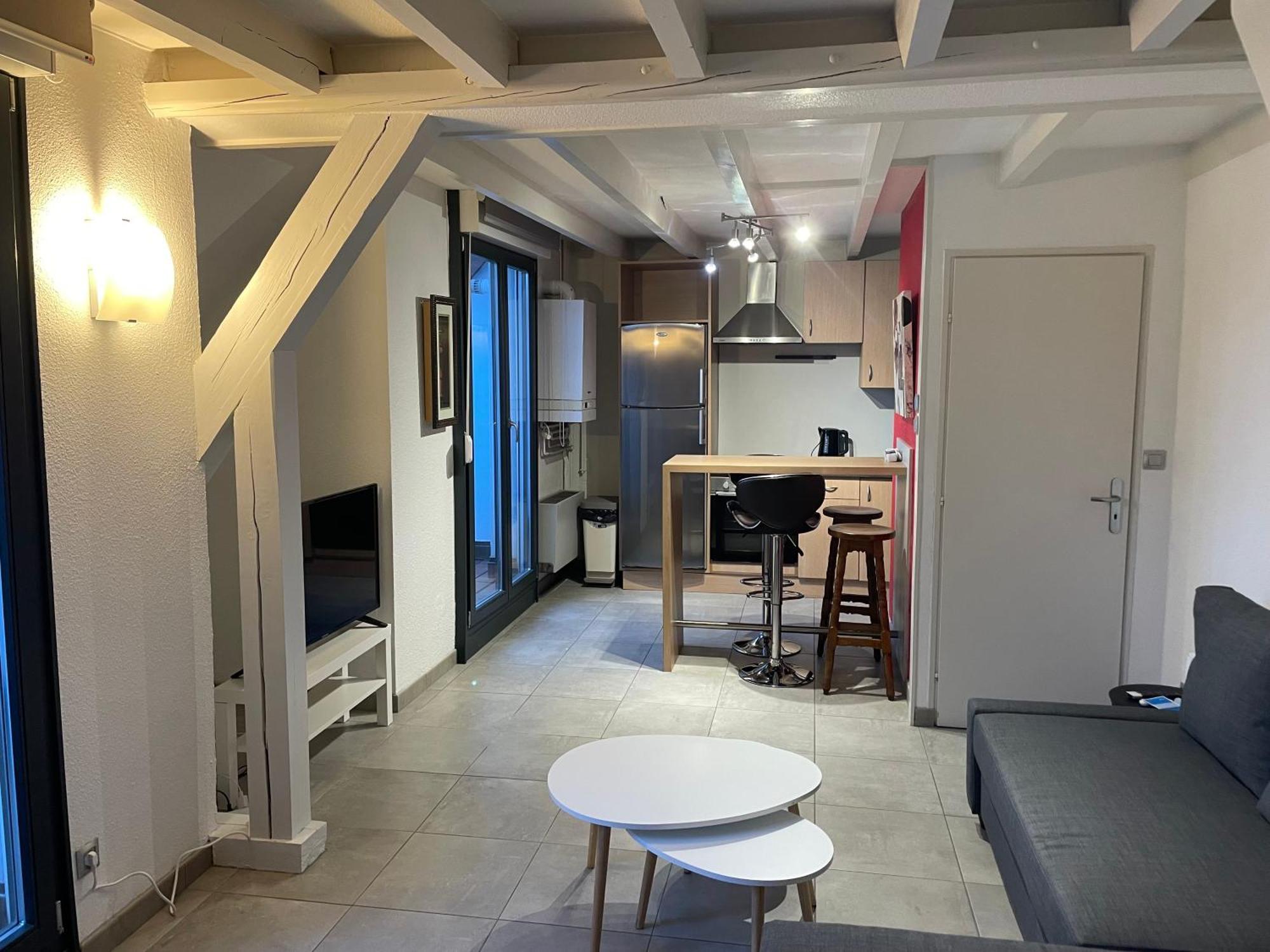 Fathala - Appartement Lumineux En Dernier Etage - Face A La Gare Routiere 萨尔堡 外观 照片