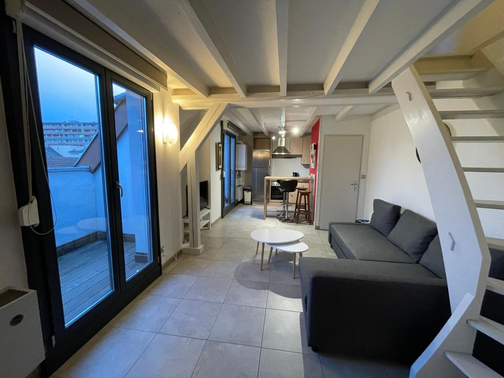 Fathala - Appartement Lumineux En Dernier Etage - Face A La Gare Routiere 萨尔堡 外观 照片