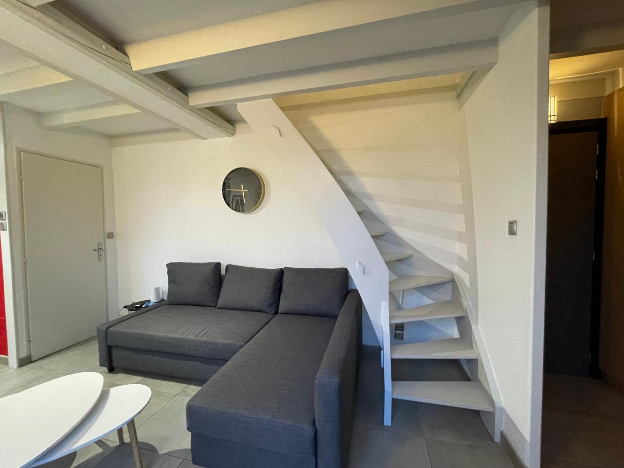 Fathala - Appartement Lumineux En Dernier Etage - Face A La Gare Routiere 萨尔堡 外观 照片
